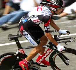 龙8国际-特莱斯防守中意外崴脚 跪地良久被搀扶离场